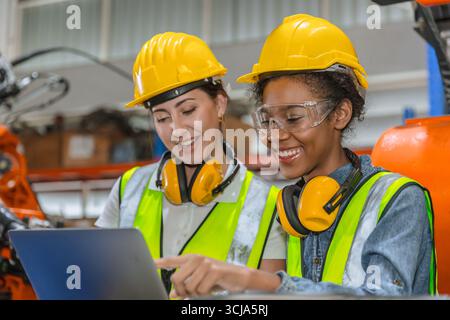 Roboteringenieurausbildung, Techniker arbeiten in der modernen Fabrik industrielle Roboter Schweißarm Maschinenbediener Stockfoto