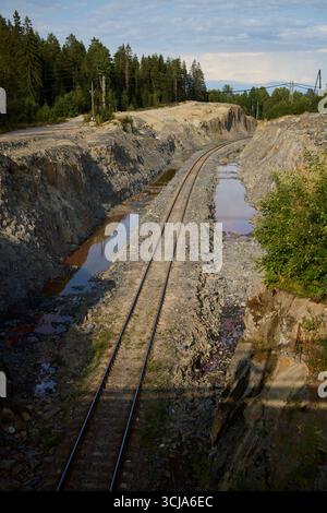Entdecken Sie die verlassene Eisenbahnstrecke in einer erodierten Landschaft, eine einzigartige Entdeckungsmöglichkeit Stockfoto