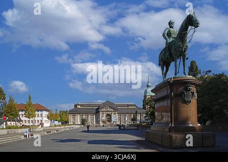 Friedensplatz mit der Reiterstatue des Großherzogs Ludwig IV., geschaffen 1898 von Fritz Schaper, Darmstadt, Hessen Stockfoto