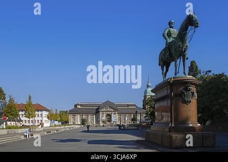 Friedensplatz mit der Reiterstatue des Großherzogs Ludwig IV., geschaffen 1898 von Fritz Schaper, Darmstadt, Hessen Stockfoto