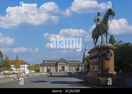 Friedensplatz mit der Reiterstatue des Großherzogs Ludwig IV., geschaffen 1898 von Fritz Schaper, Darmstadt, Hessen Stockfoto