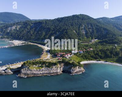 Panoramablick auf Klippen und Buchten mit grüner Landschaft und ruhigem Meer unter blauem Himmel, Luftsicht, Ginolu, Provinz Kastamonu, Türkei Stockfoto