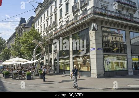 Café und Schokoladengeschäft Spruengli, Einkaufsstraße, Passanten, Bahnhofstrasse, Zürich, Schweiz Stockfoto