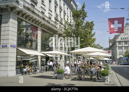 Café und Schokoladengeschäft Spruengli, Einkaufsstraße, Passanten, Bahnhofstrasse, Zürich, Schweiz Stockfoto