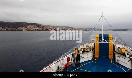 La Maddalena, Italien - 16. Oktober 2024: Fähre von La Maddalena nach Palau an einem regnerischen Tag in Italien. Wunderschöne Küste Sardiniens. Stockfoto