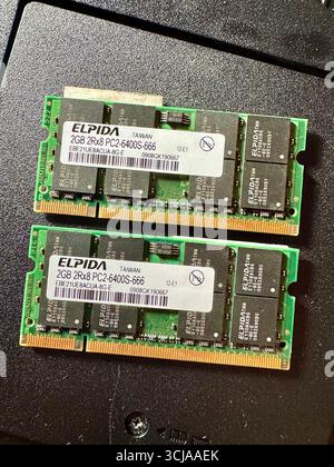 Zwei Elpida 2 GB DDR2 SODIMM RAM-Module auf schwarzer Oberfläche. Stockfoto