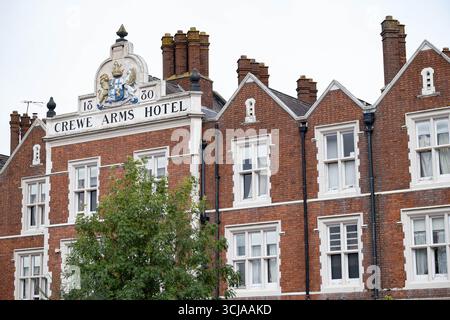 Crewe Arms Hotel, Crewe, Cheshire, Großbritannien. September 2025. Demonstranten, die von der Great British National Protest organisiert wurden, versammeln sich vor dem Crewe Arms Hotel in Crewe, Cheshire, um gegen die Verwendung der Unterbringung von Asylbewerbern zu protestieren. Es gab einen größeren Gegenprotest mit Unterstützern, die sagten: „Flüchtlinge willkommen, die ganze Veranstaltung wurde überwacht. Credit Mark Lear / Alamy Live News. Stockfoto