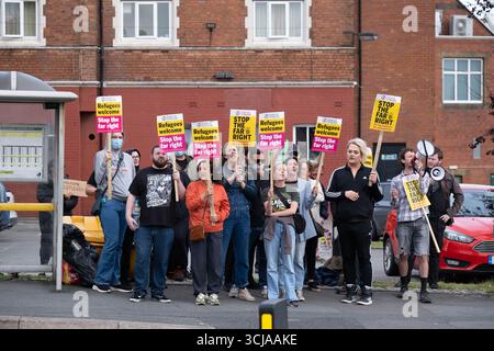 Crewe Arms Hotel, Crewe, Cheshire, Großbritannien. September 2025. Demonstranten, die von der Great British National Protest organisiert wurden, versammeln sich vor dem Crewe Arms Hotel in Crewe, Cheshire, um gegen die Verwendung der Unterbringung von Asylbewerbern zu protestieren. Es gab einen größeren Gegenprotest mit Unterstützern, die sagten: „Flüchtlinge willkommen, die ganze Veranstaltung wurde überwacht. Credit Mark Lear / Alamy Live News. Stockfoto