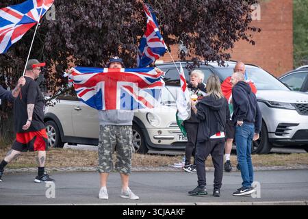 Crewe Arms Hotel, Crewe, Cheshire, Großbritannien. September 2025. Demonstranten, die von der Great British National Protest organisiert wurden, versammeln sich vor dem Crewe Arms Hotel in Crewe, Cheshire, um gegen die Verwendung der Unterbringung von Asylbewerbern zu protestieren. Es gab einen größeren Gegenprotest mit Unterstützern, die sagten: „Flüchtlinge willkommen, die ganze Veranstaltung wurde überwacht. Credit Mark Lear / Alamy Live News. Stockfoto