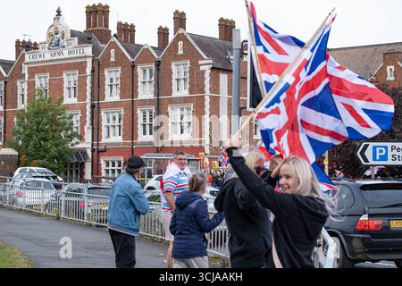 Crewe Arms Hotel, Crewe, Cheshire, Großbritannien. September 2025. Demonstranten, die von der Great British National Protest organisiert wurden, versammeln sich vor dem Crewe Arms Hotel in Crewe, Cheshire, um gegen die Verwendung der Unterbringung von Asylbewerbern zu protestieren. Es gab einen größeren Gegenprotest mit Unterstützern, die sagten: „Flüchtlinge willkommen, die ganze Veranstaltung wurde überwacht. Credit Mark Lear / Alamy Live News. Stockfoto