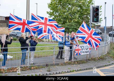 Crewe Arms Hotel, Crewe, Cheshire, Großbritannien. September 2025. Demonstranten, die von der Great British National Protest organisiert wurden, versammeln sich vor dem Crewe Arms Hotel in Crewe, Cheshire, um gegen die Verwendung der Unterbringung von Asylbewerbern zu protestieren. Es gab einen größeren Gegenprotest mit Unterstützern, die sagten: „Flüchtlinge willkommen, die ganze Veranstaltung wurde überwacht. Credit Mark Lear / Alamy Live News. Stockfoto