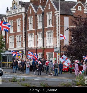 Crewe Arms Hotel, Crewe, Cheshire, Großbritannien. September 2025. Demonstranten, die von der Great British National Protest organisiert wurden, versammeln sich vor dem Crewe Arms Hotel in Crewe, Cheshire, um gegen die Verwendung der Unterbringung von Asylbewerbern zu protestieren. Es gab einen größeren Gegenprotest mit Unterstützern, die sagten: „Flüchtlinge willkommen, die ganze Veranstaltung wurde überwacht. Credit Mark Lear / Alamy Live News. Stockfoto