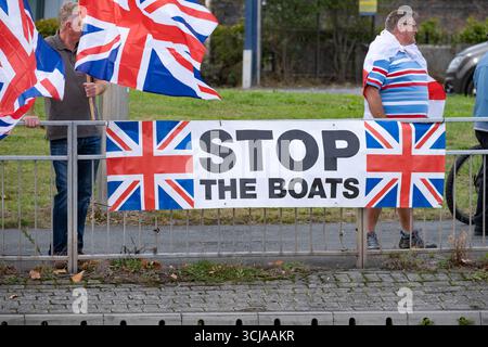 Crewe Arms Hotel, Crewe, Cheshire, Großbritannien. September 2025. Demonstranten, die von der Great British National Protest organisiert wurden, versammeln sich vor dem Crewe Arms Hotel in Crewe, Cheshire, um gegen die Verwendung der Unterbringung von Asylbewerbern zu protestieren. Es gab einen größeren Gegenprotest mit Unterstützern, die sagten: „Flüchtlinge willkommen, die ganze Veranstaltung wurde überwacht. Credit Mark Lear / Alamy Live News. Stockfoto