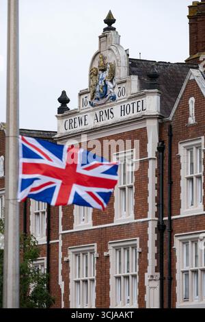 Crewe Arms Hotel, Crewe, Cheshire, Großbritannien. September 2025. Demonstranten, die von der Great British National Protest organisiert wurden, versammeln sich vor dem Crewe Arms Hotel in Crewe, Cheshire, um gegen die Verwendung der Unterbringung von Asylbewerbern zu protestieren. Es gab einen größeren Gegenprotest mit Unterstützern, die sagten: „Flüchtlinge willkommen, die ganze Veranstaltung wurde überwacht. Credit Mark Lear / Alamy Live News. Stockfoto