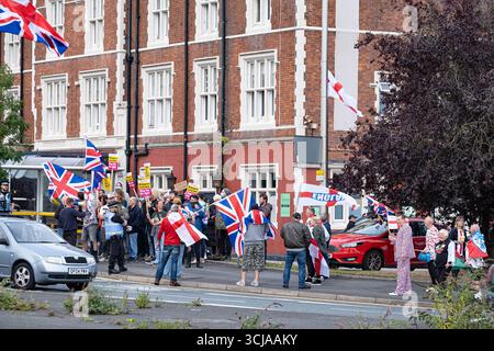 Crewe Arms Hotel, Crewe, Cheshire, Großbritannien. September 2025. Demonstranten, die von der Great British National Protest organisiert wurden, versammeln sich vor dem Crewe Arms Hotel in Crewe, Cheshire, um gegen die Verwendung der Unterbringung von Asylbewerbern zu protestieren. Es gab einen größeren Gegenprotest mit Unterstützern, die sagten: „Flüchtlinge willkommen, die ganze Veranstaltung wurde überwacht. Credit Mark Lear / Alamy Live News. Stockfoto