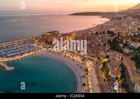 Aus der Vogelperspektive von Menton an der französischen Riviera, Frankreich. Stockfoto