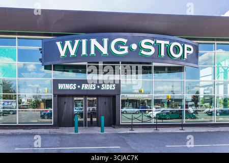 Wingstop Restaurant Storefront mit Markenzeichen. London, UK, 28. Juli 2024 Stockfoto