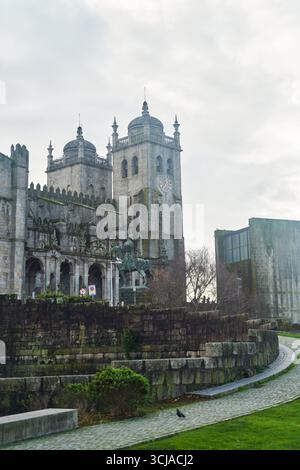 Porto, Portugal - 12.25.2022: Eine historische Kathedrale mit einer atemberaubenden Fassade und großen Steintreppen zum Eingang Stockfoto