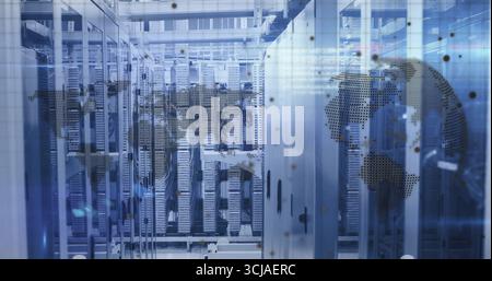 Zentrales Server-Rack, das hinter Glastüren im Rechenzentrum betrieben wird, mit blinkenden LED-Anzeigen Stockfoto