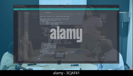 Überlagern des verblassten Terminals mit Code während der Zusammenarbeit im Konferenzraum, mit Projektor Stockfoto