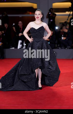 Venedig Lido, Italien. September 2025. Luna Wedler besucht den roten Teppich „Silent Friend“ während des 82. Internationalen Filmfestivals von Venedig. Quelle: SOPA Images Limited/Alamy Live News Stockfoto