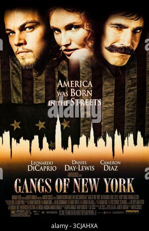 Gangs of New York (2002) unter der Regie von Martin Scorsese mit Leonardo DiCaprio, Daniel Day-Lewis und Cameron Diaz. Inmitten der gewalttätigen Fehde zwischen irischen Einwanderern und einheimischen Protestanten in New York der 1860er Jahre sucht ein junger Mann Rache an dem Mörder seines Vaters, was zu einem brutalen, blutigen Konflikt im fünf-Punkte-Distrikt führt. Foto eines Original-Posters aus dem Jahr 2002 (USA), das NUR FÜR REDAKTIONELLE ZWECKE VERWENDET WIRD. Quelle: BFA / Miramax Films Stockfoto