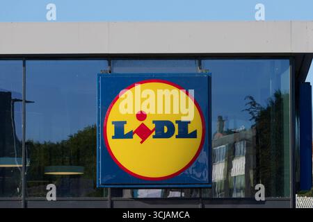 Lidl Discount Supermarkt Schild auf Glas Supermarkt Fassade in Radcliffe Greater manchester uk Stockfoto