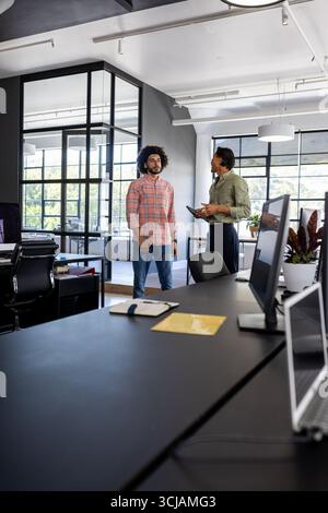 Geschäftsleute diskutieren Projekte im modernen Büro mit einem digitalen Tablet Stockfoto