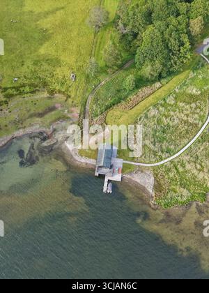 Malerischer Blick auf die Küste mit malerischem Dock und grüner Landschaft bei Tageslicht Stockfoto