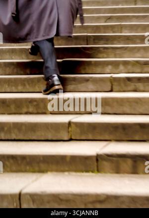 Eine Person geht eine Treppe hinauf. Stockfoto