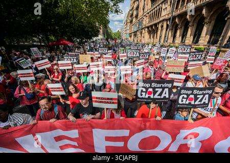 London, Großbritannien. September 2025. Oxfam UK, als Teil der Roten Linie für Gaza-Streifen-Koalition, versammelte sich auf dem National March for Palestine in London. Sie glauben, dass ein dauerhafter Waffenstillstand der einzige Weg ist, den Tod und das Leid zu beenden und den Weg für einen nachhaltigen Frieden für Palästinenser und Israelis zu ebnen. Der letzte nationale Marsch für Palästina in London, beginnend am Russell Square und endet mit Whitehall. Der Protest findet statt, während Israel seinen Angriff auf Gaza fortsetzt. Guy Bell/Alamy Live News Stockfoto