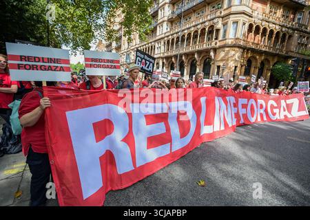 London, Großbritannien. September 2025. Oxfam UK, als Teil der Roten Linie für Gaza-Streifen-Koalition, versammelte sich auf dem National March for Palestine in London. Sie glauben, dass ein dauerhafter Waffenstillstand der einzige Weg ist, den Tod und das Leid zu beenden und den Weg für einen nachhaltigen Frieden für Palästinenser und Israelis zu ebnen. Der letzte nationale Marsch für Palästina in London, beginnend am Russell Square und endet mit Whitehall. Der Protest findet statt, während Israel seinen Angriff auf Gaza fortsetzt. Guy Bell/Alamy Live News Stockfoto