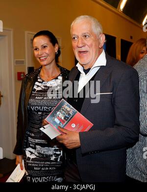 Sonja Gerhardt, Ilja Richter bei der Premiere der eingebildete Kranke und 90. Geburtstag von Dieter Hallervorden im Schloßpark Theater Berlin. *** Sonja Gerhardt, Ilja Richter bei der Uraufführung von der eingebildeten Kranke und Dieter Hallervordens 90. Geburtstag im Schloßpark Theater Berlin Stockfoto