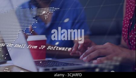 Kooperierende Softwareentwickler kodieren in der Bürolounge mit Laptop-Kaffeetasse und Code-Overlay Stockfoto