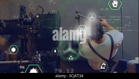 Diagnose des Mechanikers in weißem T-Stück, das am Fahrgestellrahmen in der Werkstatt arbeitet, mit Kabelcode, Kopierraum Stockfoto