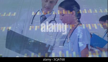 Untersuchungsarzt und Krankenschwester, die Clipboard-Akte im Korridor mit Stethoskopen überprüfen, Datenüberlagerung Stockfoto