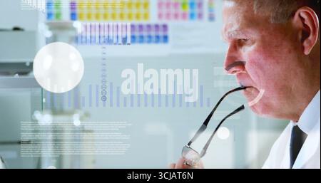 Wissenschaftler studieren, Laborkittel tragen Brillen halten, Datenüberlagerungen im Labor analysieren, Kopierraum Stockfoto