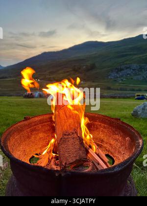 Eine Feuerschüssel aus einer alten Felge in Snowdonia, Wales, Großbritannien Stockfoto