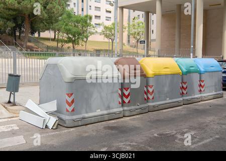 Viladecans. Barcelona - 06. September 2025: Öffentliches Abfallbewirtschaftungssystem mit unterschiedlichen Recyclingbehältern, das die Umweltverantwortung betont Stockfoto