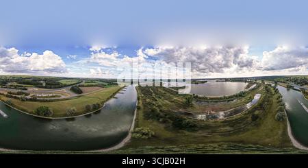 Die Autobahn A348 führt durch das IJssel-Tal mit Überschwemmungen auf beiden Seiten. Infrastrukturkonzept der Binnenschifffahrt aus der Luft. Stockfoto