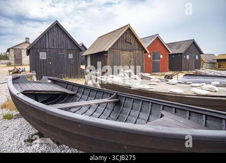 Alte Angelstation mit Holzhütten und einem alten Boot, Gotland, Schweden Stockfoto