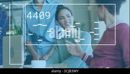 Zusammenarbeit mit einer Frau im Pullover um den Tisch im Büro mit digitalem Laptop-Overlay Stockfoto