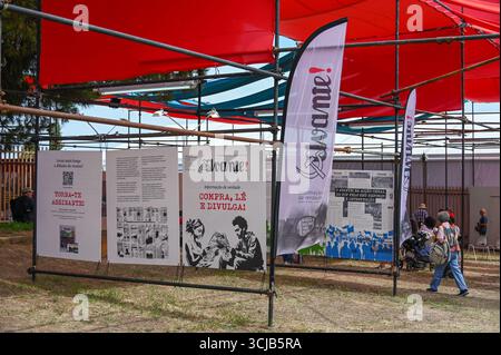 Seixal, Portugal. September 2025. Besucher erkunden Ausstellungen und kulturelle Aktivitäten während der Festa do Avante, die von der Kommunistischen Partei Portugals (PCP) organisiert wird. Quelle: Ricardo Rocha/Alamy Live News. Stockfoto