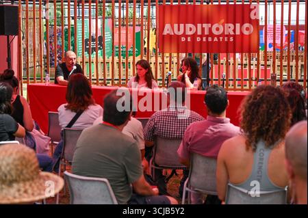 Seixal, Portugal. September 2025. Besucher erkunden Ausstellungen und kulturelle Aktivitäten während der Festa do Avante, die von der Kommunistischen Partei Portugals (PCP) organisiert wird. Quelle: Ricardo Rocha/Alamy Live News. Stockfoto