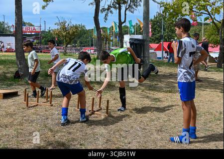 Seixal, Portugal. September 2025. Kinder, die während der Festa do Avante, organisiert von der Kommunistischen Partei Portugals (PCP), Sport treiben. Quelle: Ricardo Rocha/Alamy Live News. Stockfoto