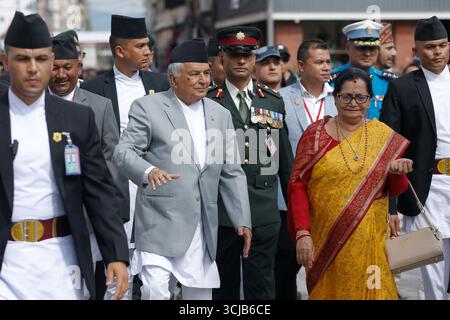 Am 6. September 2025 in Kathmandu, Nepal. Nepals Präsident RAM Chandra Poudel und die First Lady Savita Poudel kommen an, um das Indrajatra-Festival auf dem Gelände des UNESCO-Weltkulturerbes Basantapur Durbar Square während des ersten Tages der Wagenprozession des einwöchigen Indrajatra-Festivals zu beobachten. (Foto: Abhishek Maharjan/SIPA USA) Credit: SIPA USA/Alamy Live News Stockfoto