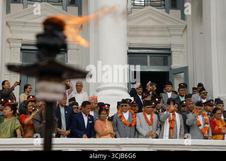 Am 6. September 2025 in Kathmandu, Nepal. Präsident RAM Chandra Poudel (2-R), zusammen mit First Lady Savita Poudel (1-R) und Premierminister KP Sharma Oli (5-R), zusammen mit First Lady Radhika Shakya (6-R), beobachten das Indrajatra Festival auf dem Gelände des UNESCO-Weltkulturerbes Basantapur Durbar Square während des ersten Tages der Wagenprozession des einwöchigen Indrajatra Festivals. (Foto: Abhishek Maharjan/SIPA USA) Credit: SIPA USA/Alamy Live News Stockfoto