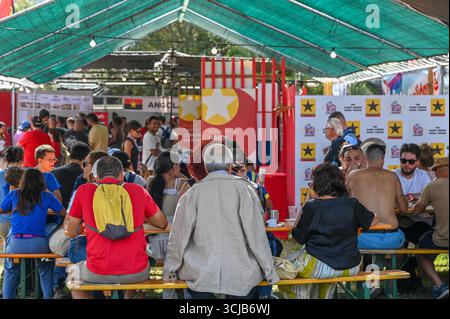 Seixal, Portugal. September 2025. Die Menschen nehmen an der Festa do Avante teil, dem jährlichen politischen und kulturellen Festival der Kommunistischen Partei Portugals (PCP). Quelle: Ricardo Rocha/Alamy Live News. Stockfoto