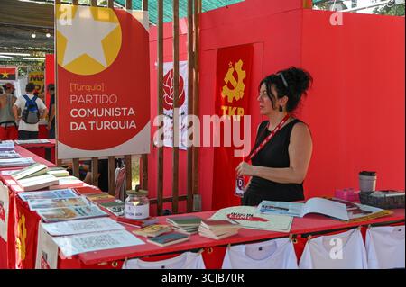 Seixal, Portugal. September 2025. Besucher erkunden Ausstellungen und kulturelle Aktivitäten während der Festa do Avante, die von der Kommunistischen Partei Portugals (PCP) organisiert wird. Quelle: Ricardo Rocha/Alamy Live News. Stockfoto