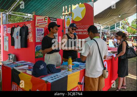 Seixal, Portugal. September 2025. Besucher erkunden Ausstellungen und kulturelle Aktivitäten während der Festa do Avante, die von der Kommunistischen Partei Portugals (PCP) organisiert wird. Quelle: Ricardo Rocha/Alamy Live News. Stockfoto